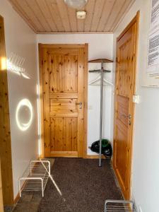 een kamer met een houten deur en een loopband bij Levi Kaakkuri 6 in Levi