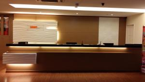 un vestíbulo con una gran recepción en un edificio en Smart Hotel, en Seremban