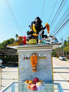 a statue of a lion with fruit on a table at Keree Lakeview in Chanthaburi