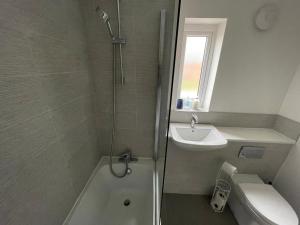 Modern Room With Huge Bed - Walk to City Centre!