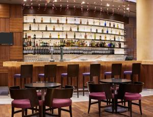 הלאונג' או אזור הבר ב-Crowne Plaza Doha - The Business Park by IHG