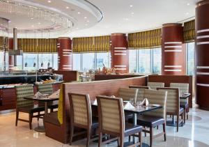 מסעדה או מקום אחר לאכול בו ב-Crowne Plaza Doha - The Business Park by IHG