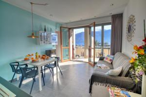 a living room with a couch and a table at Vista da Sogno in San Siro
