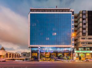 um grande edifício de vidro com uma rua em frente em Blue inn Boutique em Abha