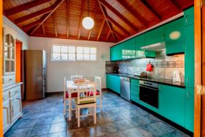 Кухня или мини-кухня в Villa Finca Tijarafe mit beheiztem, abdeckbarem Pool
