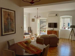 un soggiorno con tavolo e divano di Old Town Sea Gate Apartment a Kotor (Cattaro)