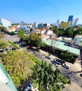 Hồ Tây Hotel في Thu Dau Mot: اطلالة جوية على مدينة فيها سيارات متوقفة في موقف