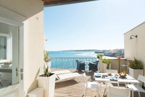 balcón con vistas al océano en La Baia di Ortigia, en Siracusa