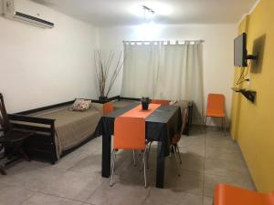 Habitación con cama, mesa y sillas. en 5 SOLES CHAJARI en Chajarí