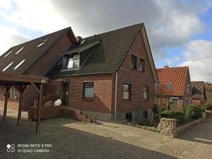 een groot bakstenen huis met een gambrel dak bij Ferienwohnung "An der Geest 2" in Buxtehude