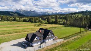 una vista aérea de una casa en un campo en Willa Pod Górską Lawendą, en Jurgów