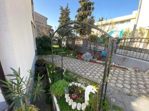 Vonkajšia záhrada v ubytovaní Apartmani Krišto 2 Zadar