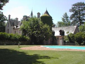 ein Haus mit Pool im Hof in der Unterkunft Château de Nazé in Vivy