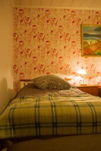 Een bed of bedden in een kamer bij Hallebergs Bed&Breakfast