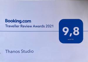 Certifikát, hodnocení, plakát nebo jiný dokument vystavený v ubytování Thanos Studio