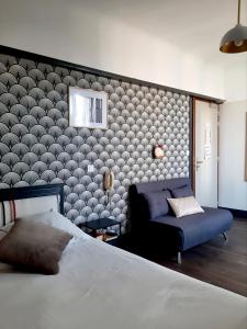 Cama ou camas em um quarto em Saint Charles Hôtel & Coliving Biarritz