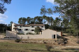 ein Haus mitten auf einem Feld in der Unterkunft Mas Serre Plume in Saint-Bauzille-de-Montmel