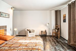 アルバロンにあるMas de Bouvet en Camargueのベッドルーム1室(ベッド1台、椅子付)