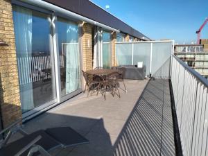 a patio with a table and chairs on a balcony at Studio Penthouse Nieuwpoort in Nieuwpoort