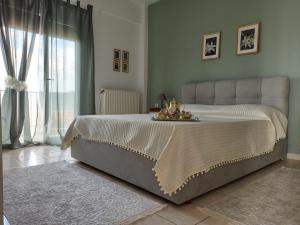 Un pat sau paturi într-o cameră la Doras House in village Άνετο Διαμέρισμα υπέροχη θέα