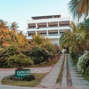 una señal de entrada frente a un edificio en Esprit d'Ici Hotel en Mirissa