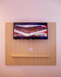 Telewizja i/lub zestaw kina domowego w obiekcie Front One Inn Muntilan