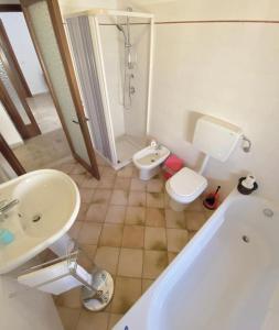 サンターガタ・ディ・ミリテッロにあるAppartamenti Arcobalenoのバスルーム(洗面台、トイレ、バスタブ付)