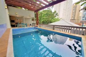 a swimming pool in the middle of a building at Marmeu Pitangueiras in Guarujá