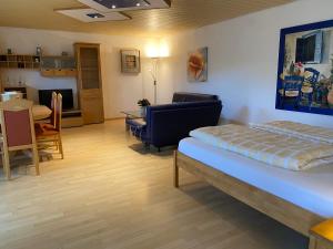 sala de estar con cama y comedor en Ferienwohnung Meßmer, en Heiligenberg