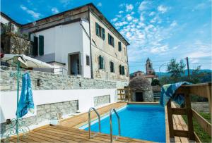 een villa met een zwembad en een gebouw bij Monti Guesthouse in Monti di Licciana Nardi