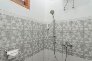 Koupelna v ubytování Lembur Kiwari Setra Duta Mitra RedDoorz + 37 fotografií