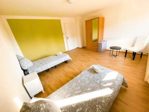 uma sala de estar com dois sofás e um sofá em Preiswertes zentrales WG-Zimmer in Ravensburg em Ravensburg