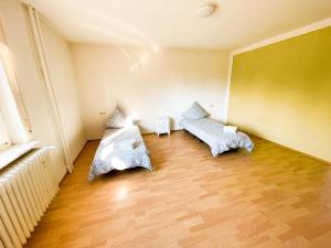 um quarto com duas camas no canto de um quarto em Preiswertes zentrales WG-Zimmer in Ravensburg em Ravensburg