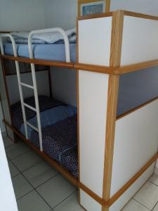 タルモンにあるappartement vue sur merの二段ベッド2組とはしごが備わる二段ベッド付きの客室です。