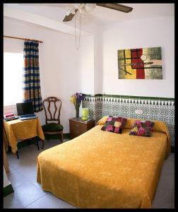 Tempat tidur dalam kamar di Hostal Estación