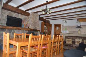 Casa Alhambras في مانزانيرا: غرفة طعام مع طاولة وكراسي خشبية