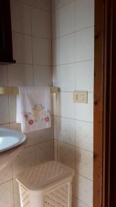 łazienka z umywalką i ręcznikiem na ścianie w obiekcie PR home w mieście San Ferdinando