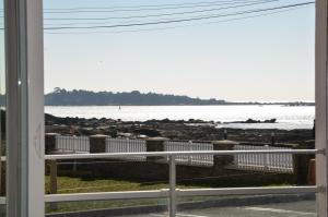 uma vista para o oceano a partir da janela de uma casa em Appartement Corniche II - Superbe Vue Mer !!! wir sprechen flieBen deutsch, Touristentipps, we speak English em Concarneau