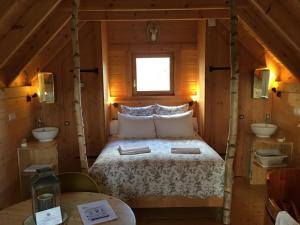 
A bed or beds in a room at Shanti Lac Cabanes gîtes insolites et espace bien-être Bordeaux
