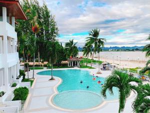 Blick auf den Pool eines Resorts in der Unterkunft Fortune River View Hotel Nakhon Phanom in Nakhon Phanom