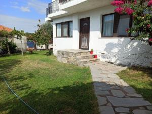 Vonkajšia záhrada v ubytovaní Dora's House comfortable apartment with a yard and view