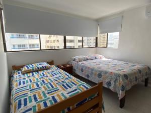 a bedroom with two beds and a window at Apartamento Amoblado en Cartagena de Indias in Cartagena de Indias +21 photos