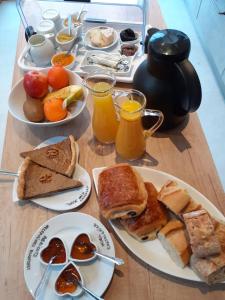 Morgenmad for gæster der bor på CHARMES EN VILLE Le Charme Authentique