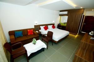 Llit o llits en una habitació de Silver Storm Resort Athirappilly