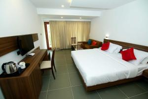 Llit o llits en una habitació de Silver Storm Resort Athirappilly