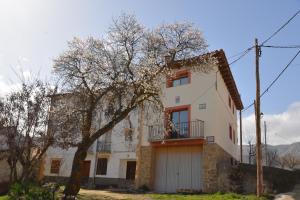 a white house with a tree in front of it at Casa Alhambras in Manzanera