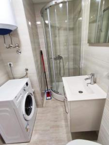 a bathroom with a washing machine and a washer at Vi studio city center 2min to sea in Bar