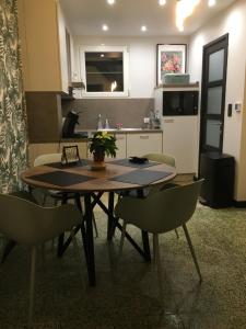 a kitchen with a table and chairs in a room at Au Coeur La Roche in La-Roche-en-Ardenne