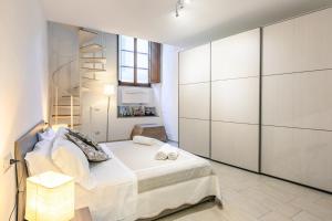 um quarto com uma cama com armários brancos em Duomo Confort Suite em Florença
