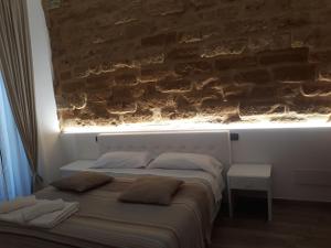 a bedroom with a bed and a window at B&B Kolymbetra in Agrigento